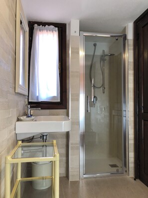 Shower, hair dryer, bidet - Panoramic sea view villa with large garden (Villaggio Mandorli)