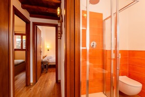 Een douche, een haardroger, een bidet, handdoeken