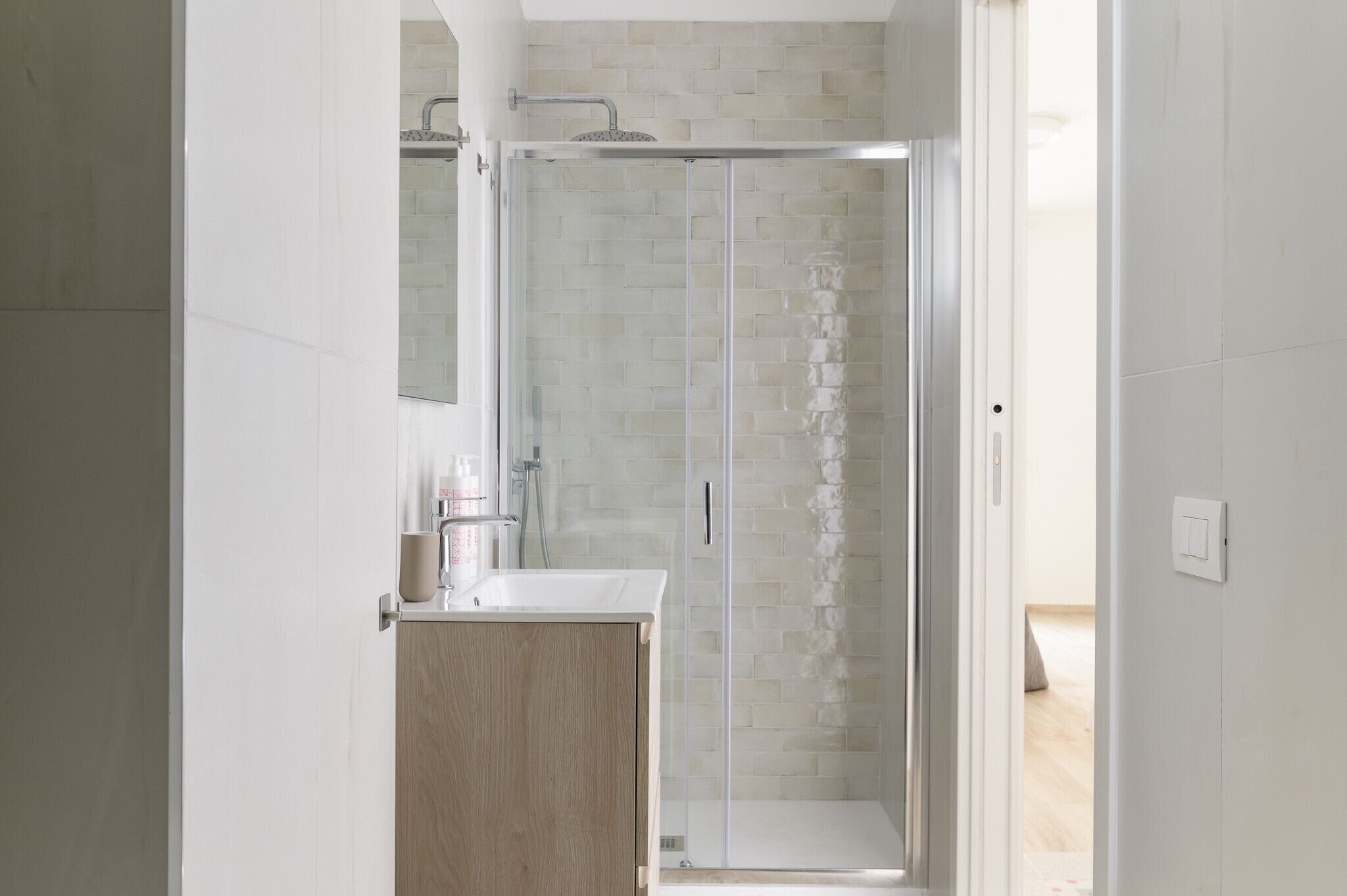 Bruser, hårtørrer, bidet, håndklæder
