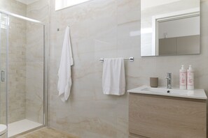 Regadera, secadora de cabello, bidet, toallas 