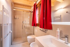 Douche, séchoir à cheveux, bidet, serviettes fournies