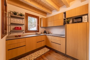 Réfrigérateur, micro-ondes, plaque de cuisson, cafetiÚre/bouilloire