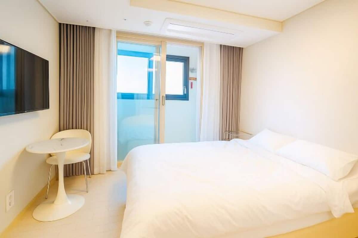 Laptop workspace, blackout curtains, soundproofing, free WiFi