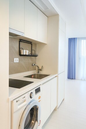 Refrigerador, microondas, parrilla de estufa y tetera eléctrica 