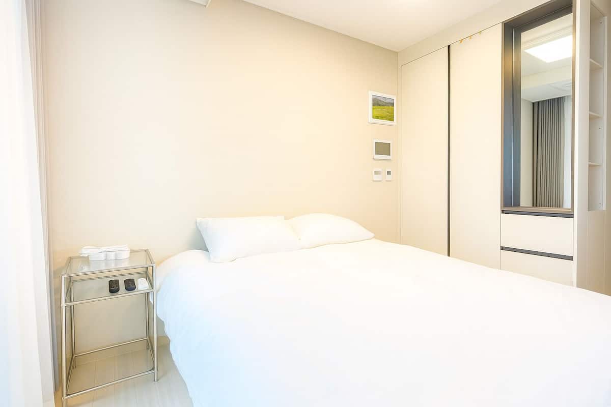 Espacio para trabajar con laptop y cortinas blackout
