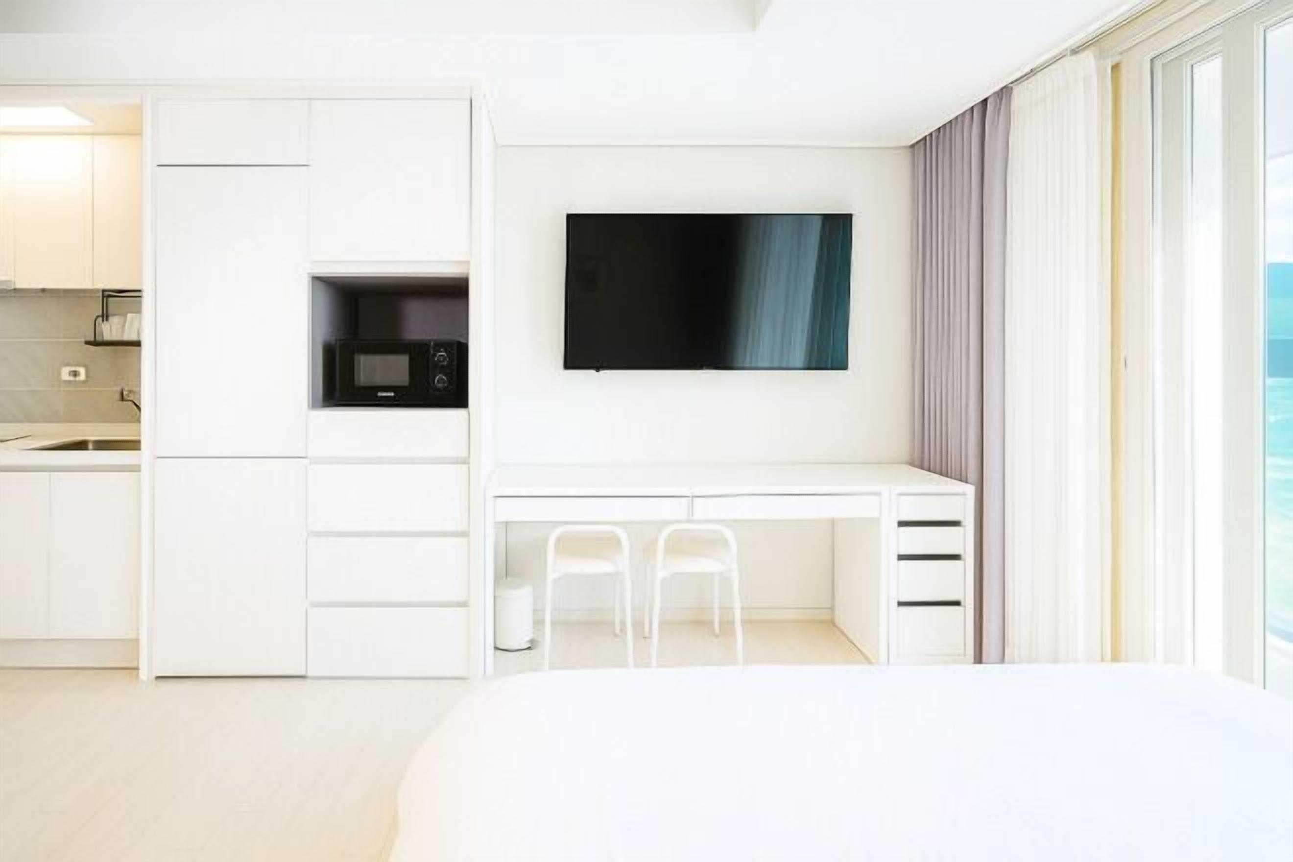 Laptop workspace, blackout drapes, soundproofing, free WiFi