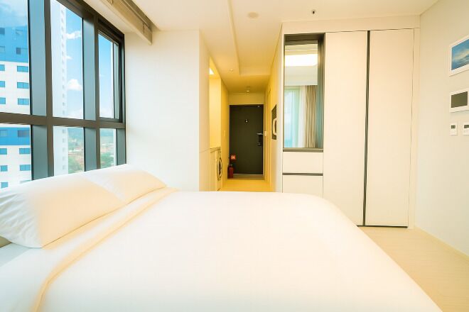 Laptop workspace, blackout drapes, soundproofing, free WiFi