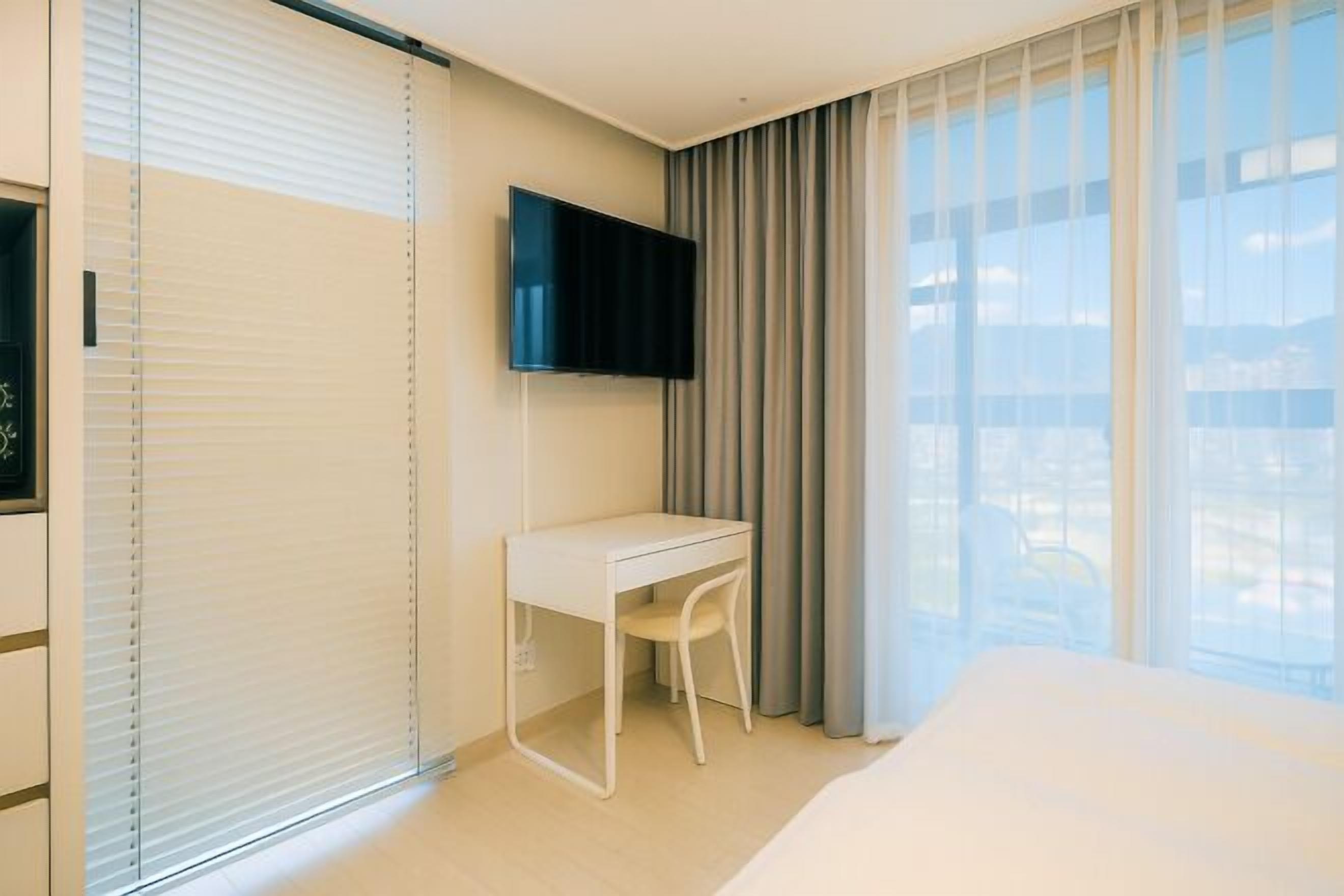 Laptop workspace, blackout drapes, soundproofing, free WiFi