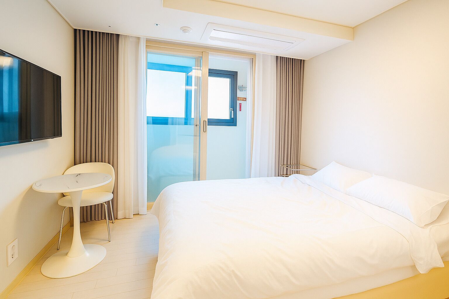 [ARTE Museum/Theme park Zipline discount coupon included] Basic Double Room, Ocean View | Espace de travail pour ordinateur portable, rideaux occultants