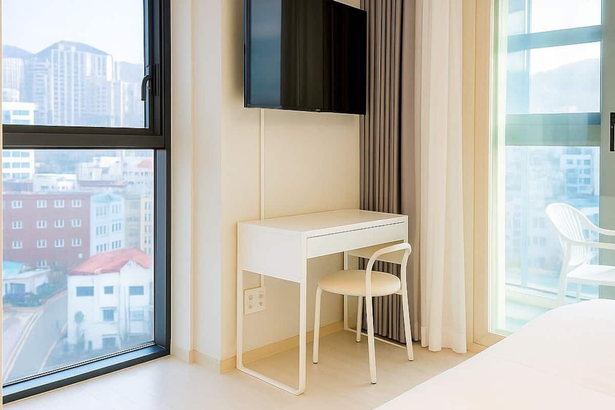 Espacio para trabajar con laptop y cortinas blackout