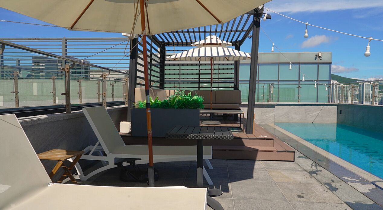 Una piscina al aire libre de temporada