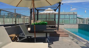 Una piscina al aire libre de temporada