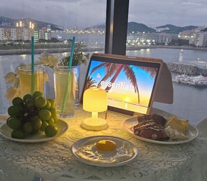 Laptop workspace, free WiFi
