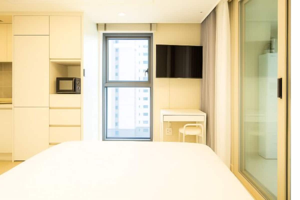 Laptop workspace, blackout curtains, soundproofing, free WiFi