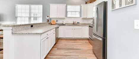 Kylskåp, mikrovågsugn, spishäll och diskmaskin