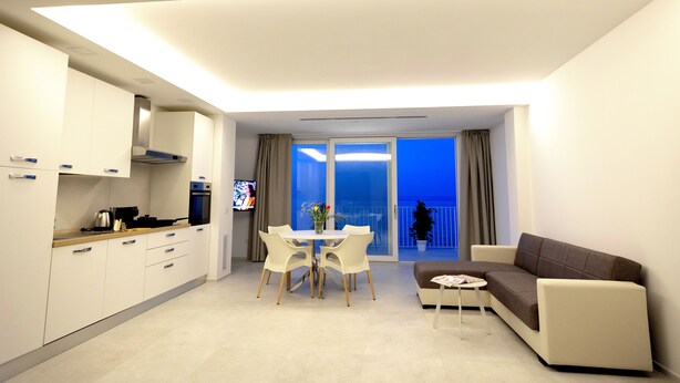 Un apartamento moderno con cocina, comedor y sala de estar.