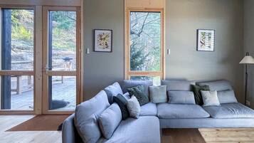 Smart-tv, tafelvoetbal, een tafeltennistafel en boeken