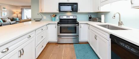 Fridge, microwave, stovetop, dishwasher
