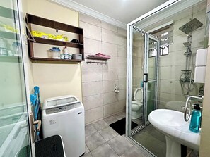 Douche, sĂšche-cheveux, serviettes fournies, savon