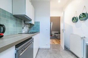 Fridge, microwave, dishwasher, cookware/dishes/utensils