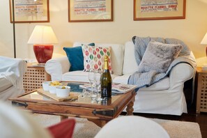 Smart TV, fireplace, DVD player, table football - Luxurious dog friendly house sleeps 6, close to beaches and short stroll to pub (Banningham)