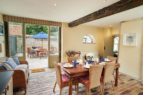 Dining - Stunning, dog friendly 3 bedroom/3 bathroom cottage close to beaches & short stroll to pub (Banningham)