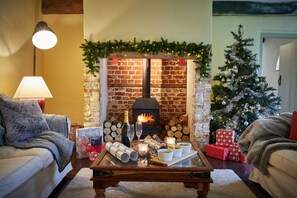 Interior - Stunning, dog friendly 3 bedroom/3 bathroom cottage close to beaches & short stroll to pub (Banningham)