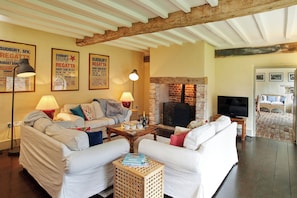 Smart TV, fireplace, DVD player, table football - Luxurious dog friendly house sleeps 6, close to beaches and short stroll to pub (Banningham)