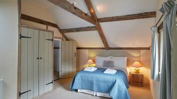 3 bedrooms, desk, iron/ironing board, free WiFi