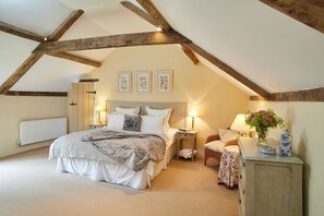 3 bedrooms, desk, iron/ironing board, free WiFi - Luxurious dog friendly house sleeps 6, close to beaches and short stroll to pub (Banningham)