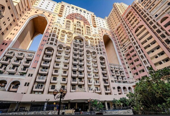 Exterior - Modern 1BR Apt in Dubai Oasis (Dubai)