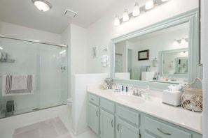 Condo, 2 Bedrooms | Bathroom | Towels, shampoo
