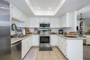 Condo, 2 Bedrooms | Private kitchen | Fridge, oven, coffee/tea maker, toaster - Villa Palma 2 Bedroom Condo (Scottsdale)