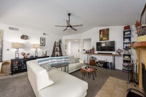 公寓客房, 2 間臥室 | 起居區 | 智慧型電視