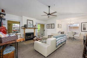 コンドミニアム 2 ベッドルーム | リビング エリア | スマートテレビ