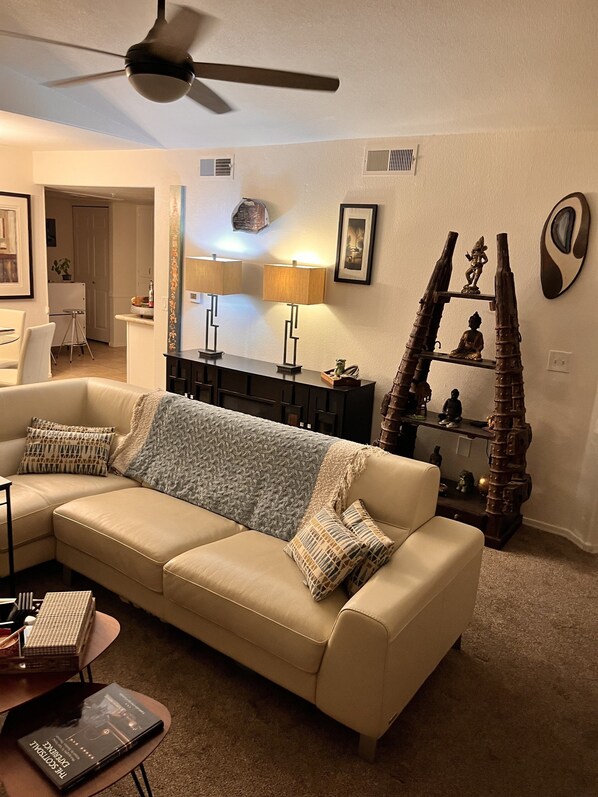 콘도, 침실 2개 | 거실 공간 | 스마트 TV