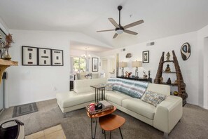 Appart'hôtel, 2 chambres | Coin séjour