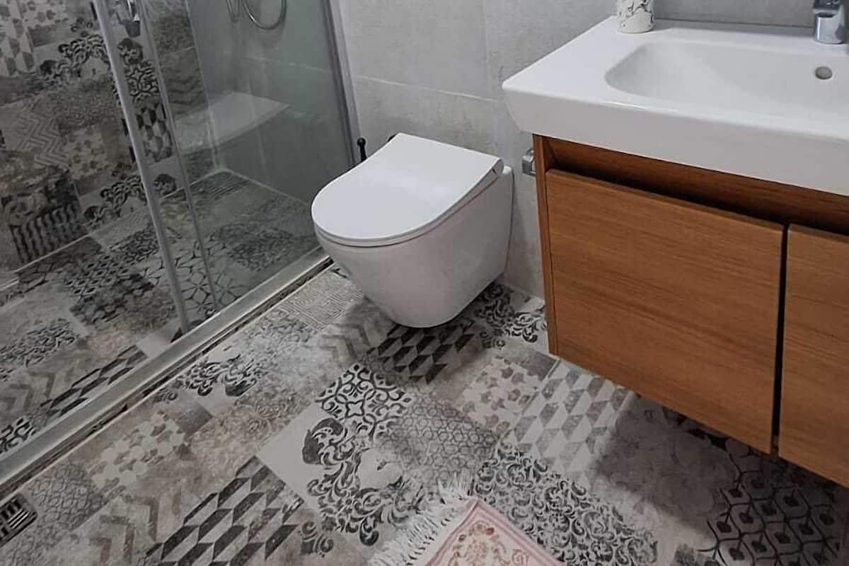 Un baño con ducha, inodoro y lavabo.
