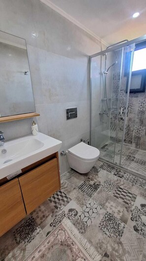 Deluxe Twin Room, Garden View | Bathroom | Shower, free toiletries, hair dryer, towels - Onset Hotel Vnz  (Cesme)