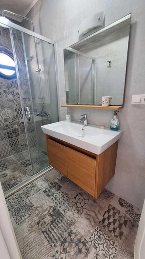 Shower, free toiletries, hair dryer, towels - Onset Hotel Vnz  (Cesme)