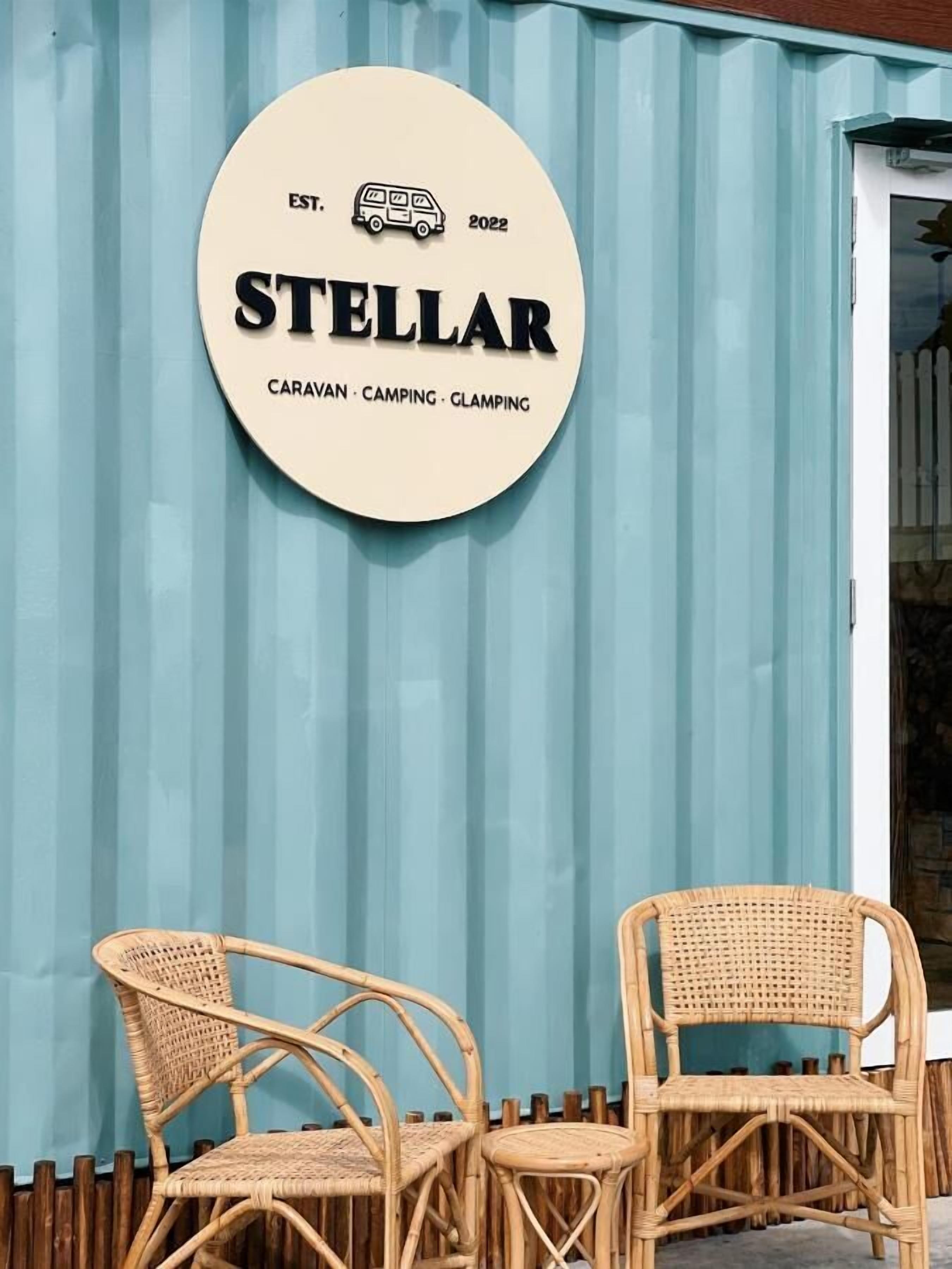 Skilt for 'STELLAR' med et ikon af en autocamper, grundlagt i 2022, og nævner serviceydelser inden for campingvogne, camping og hjullåse.