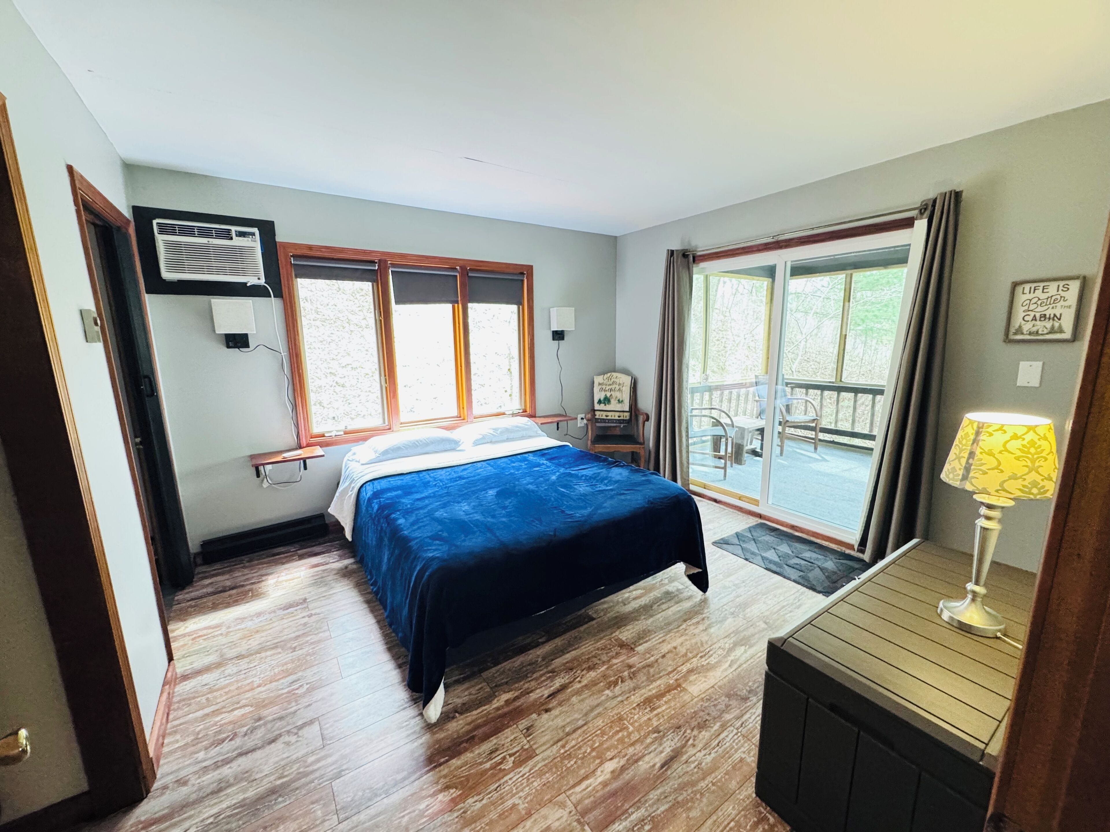 3 bedrooms, desk, iron/ironing board, travel crib