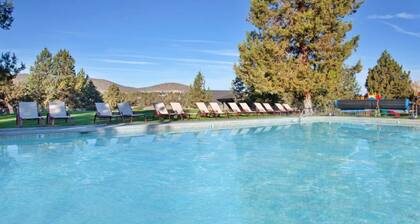 3BR Chalet With Hot Tub | Restaurant. Pool
