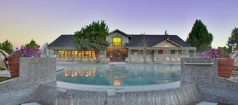 2BR Desert Sky Cabin with Hot Tub