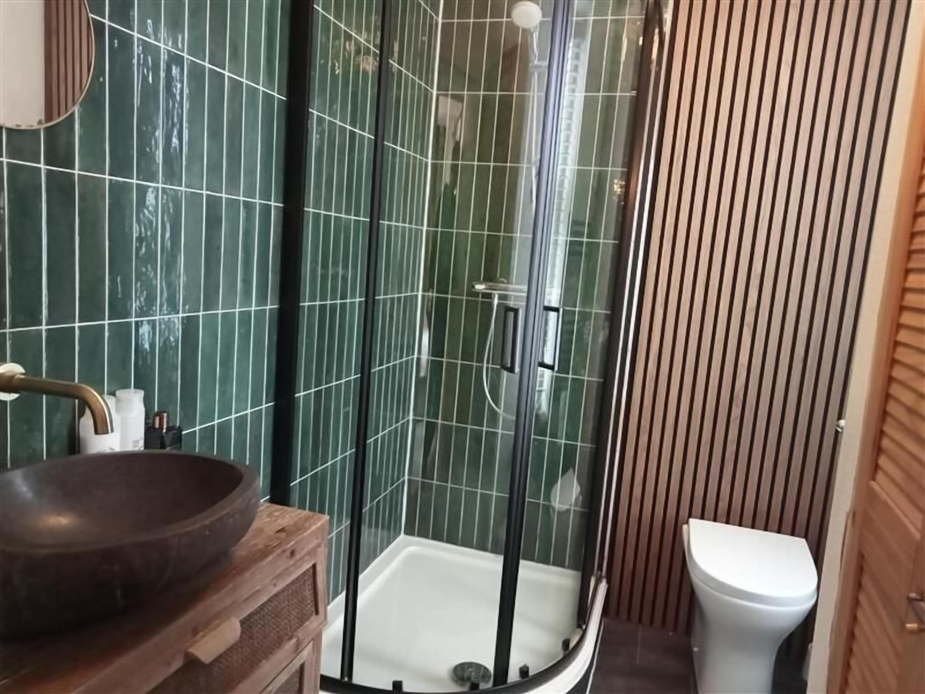 Habitación Deluxe, vista al río | Baño | Secadora de cabello, toallas, jabón, shampoo 