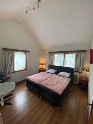 2 bedrooms, iron/ironing board, travel cot, WiFi - La Luna - Gino (Heerhugowaard)