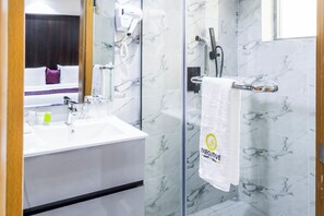 Habitación ejecutiva | Baño | Ducha, secador de pelo, zapatillas y toallas