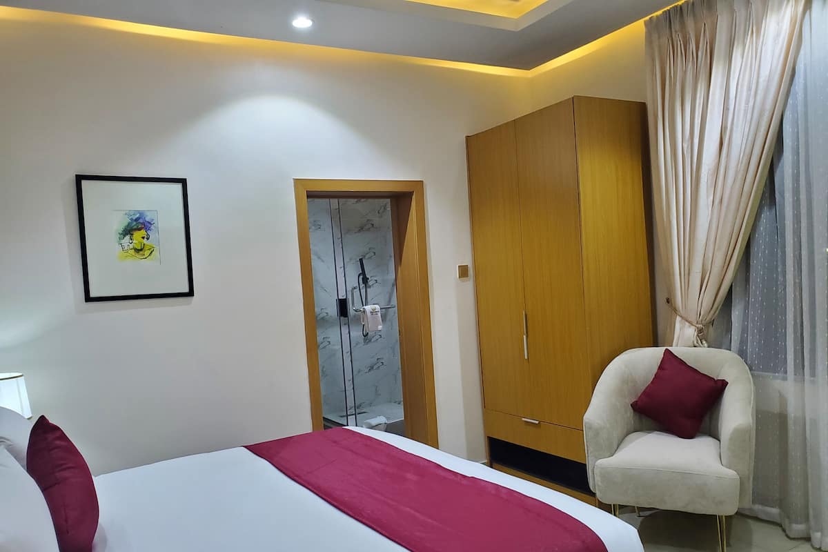 Standard Room | 1 bedroom, in-room safe, desk, laptop workspace