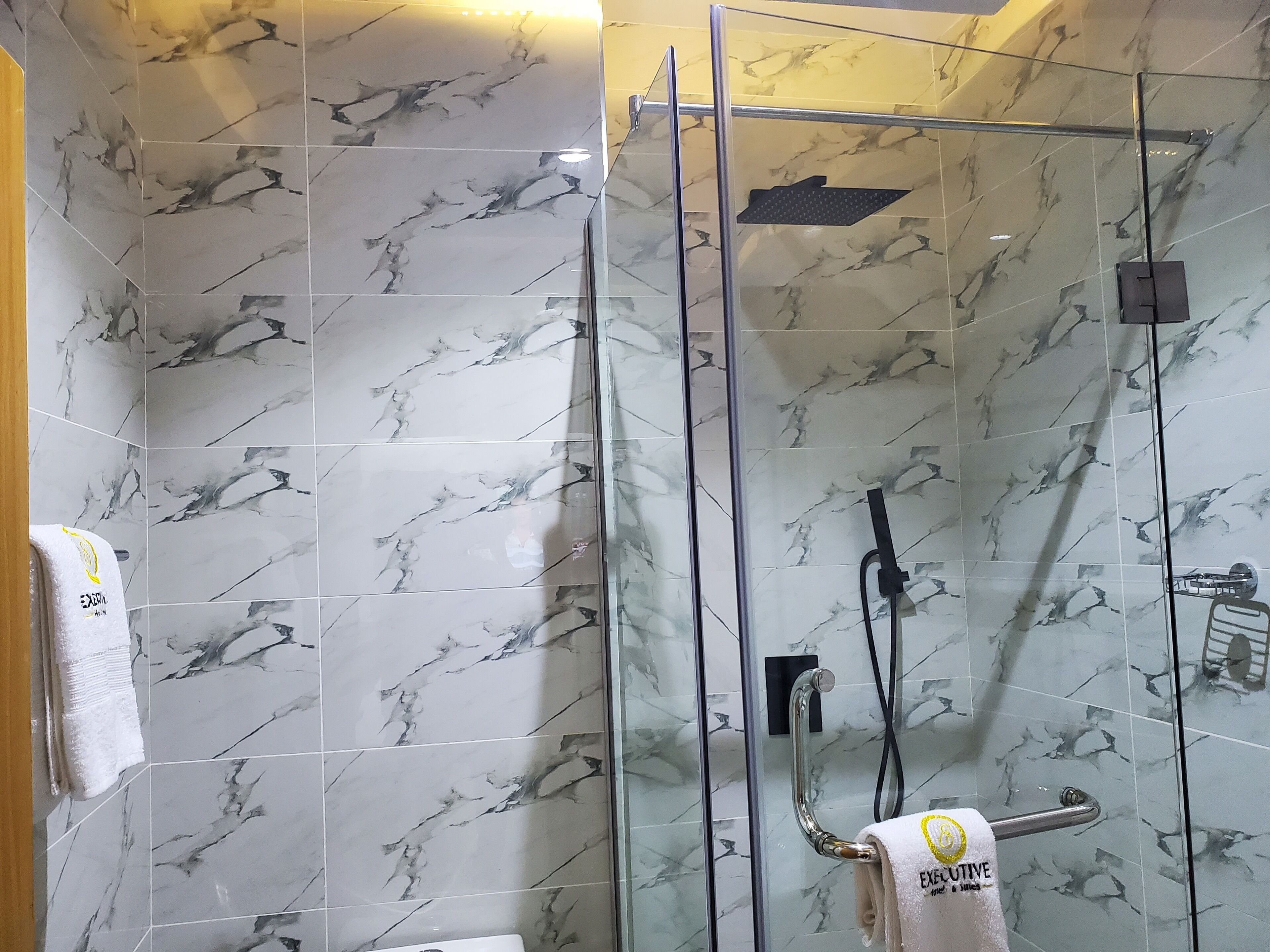 Standardzimmer | Badezimmer | Dusche, Haartrockner, Hausschuhe, Handtücher