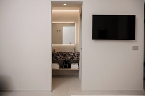 Deluxe Quadruple Room, City View | Room amenity - IODIS RELAIS (Naples)